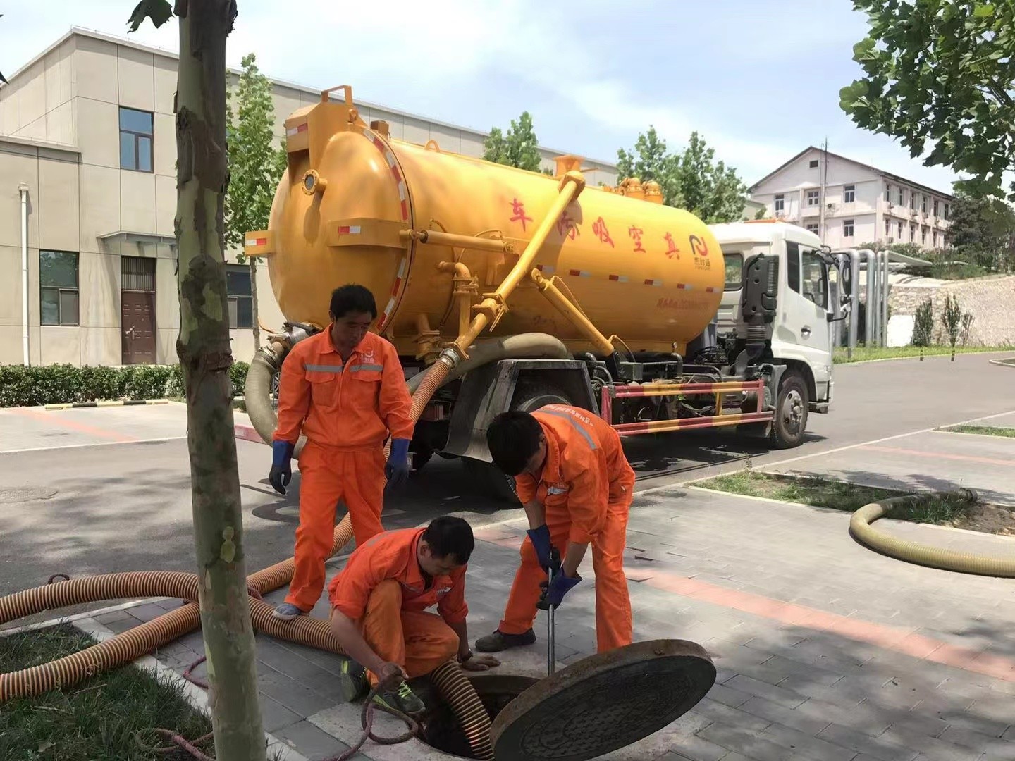 铅山管道疏通车停在窨井附近