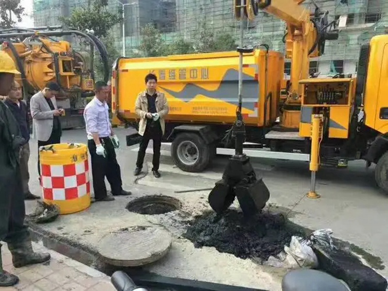 铅山街道：网格员化身“清道夫”，为民解忧疏通“堵心”化粪池