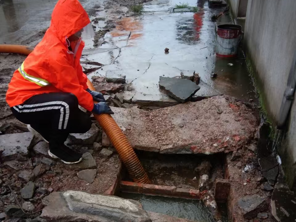 铅山专业清理污水池 炜誉市政以规范流程守护城市 “肠道”