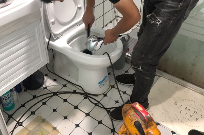 铅山马桶堵塞自己疏通还是找师傅?专业上门服务让你省时更省心